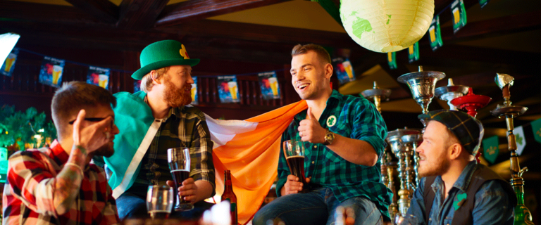 hommes fêtant la saint patrick dans un pub