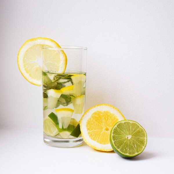 Livraison boisson l'eau detox, au citron, concombre et menthe