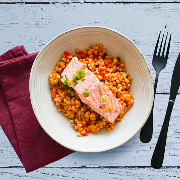 Traiteur plateaux repas pour votre pavé de saumon au blé et légumes de saisons -plat